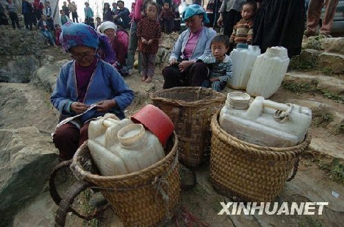 2月22日，在廣西隆林縣徳峨鄉常么村，村民在山洞外等候取地下水。新華社記者 黃孝邦 攝