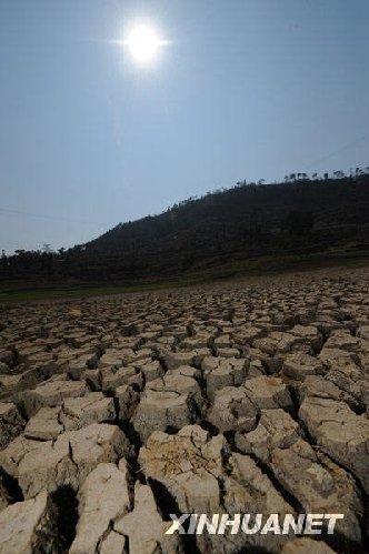 2月23日，位于黔西南布依族苗族自治州的馬鈴口水庫已完全干枯見底，庫底的淤泥已經板結龜裂。新華社記者 劉續 攝