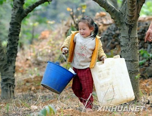 組圖：廣西干旱直擊 抗旱娃娃兵