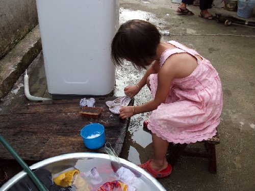 汶川地震孤兒王晰的作品《自己的衣服自己洗》