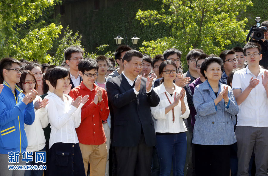 5月4日，中共中央總書記、國家主席、中央軍委主席習近平在北京大學考察。這是習近平在校園觀看北大師生紀念五四運動95周年青春詩會。記者 鞠鵬 攝