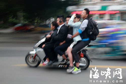 福州一電動車載5人 均學(xué)生模樣還有人背著書包