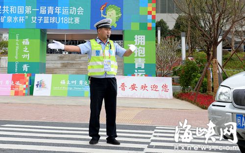 胡增榮在場館外引導車輛