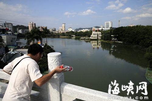 母女倆從10米高的橋上跳下，橋下水深近2米