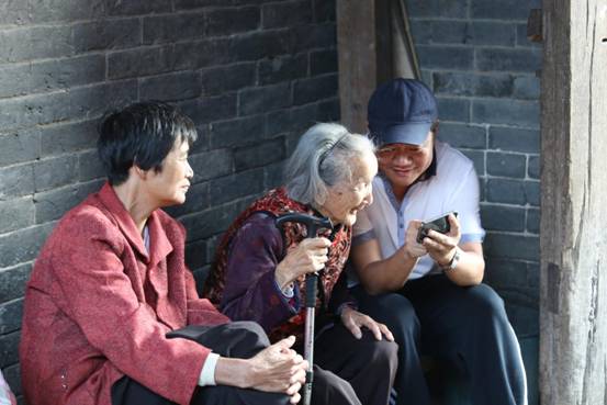 無論多忙，林如居總會(huì)抽空給土樓里的居民展示土樓日新月異的變化。這個(gè)習(xí)慣他已保持了三年