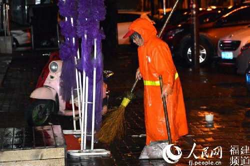 23日凌晨五點半，在福州市交通路人行道上清掃路面的環衛工。李挺攝