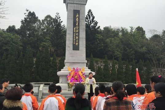 永春縣實驗小學組織清明祭掃烈士陵園活動