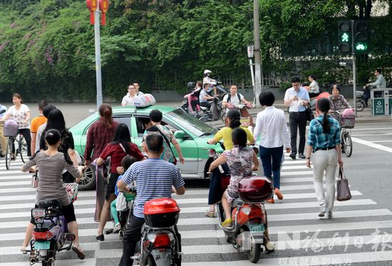 交通不文明行為添堵　駕駛員斑馬線前不禮讓行人