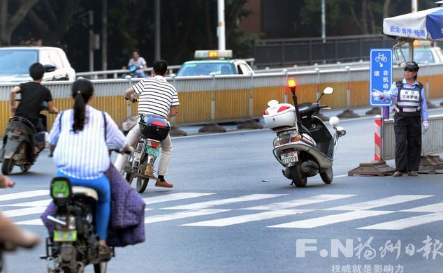 交通警輔和志愿者：闖紅燈頭疼　文明交通靠自覺