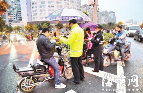 金洲南路浦上大道路口，交警對(duì)闖入機(jī)動(dòng)車(chē)道的騎手進(jìn)行處罰