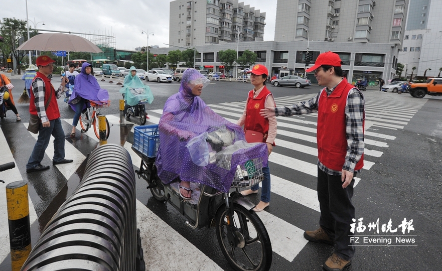 福州志愿者冒雨堅守24個路口　維持交通服務市民