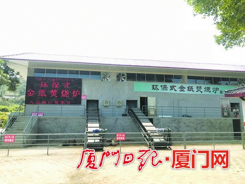 廈門墓園推出文明祭掃 紙錢灰燼漫天飛將越來越少