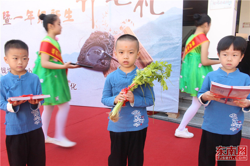 孩子們收到蔥與芹菜、國學讀物（東南網記者 張立慶攝）.jpg