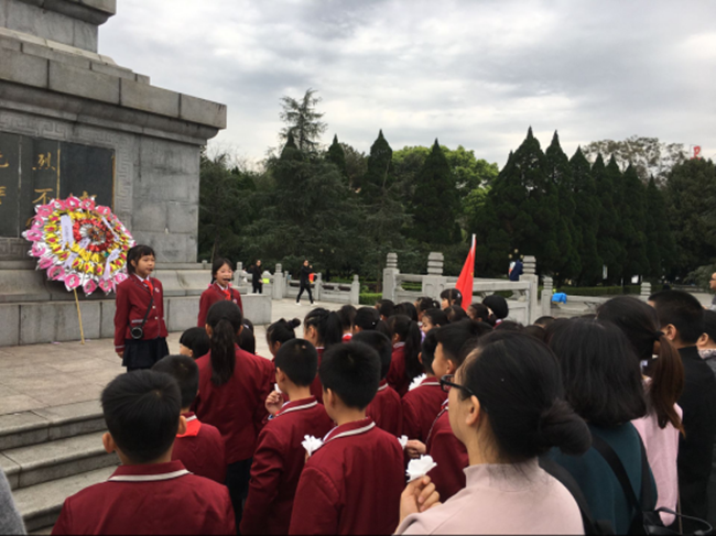 龍巖市松濤小學假日小分隊開展“清明祭英烈”主題活動